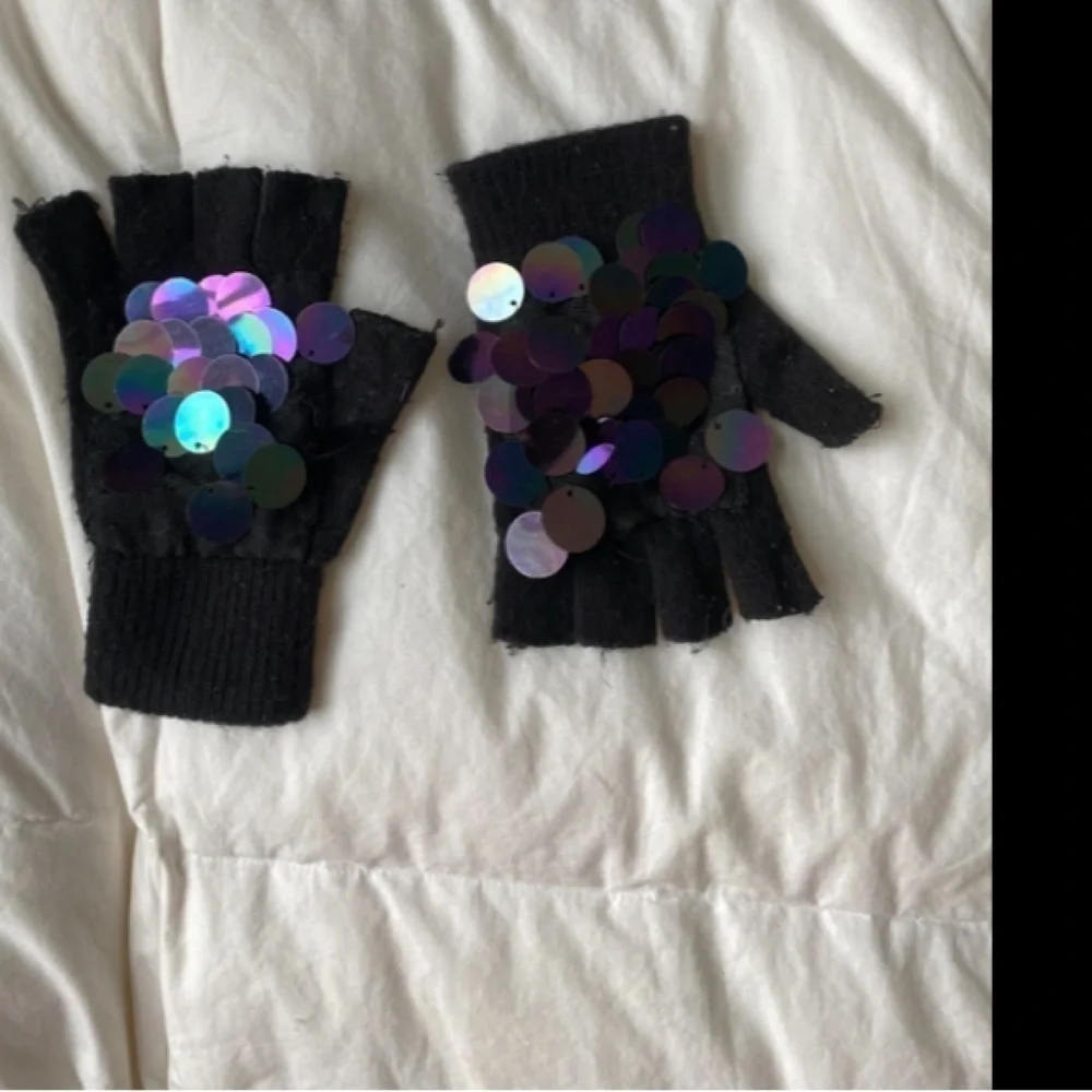 Sequin Beanie and Gloves Set - Picture 6 of 9